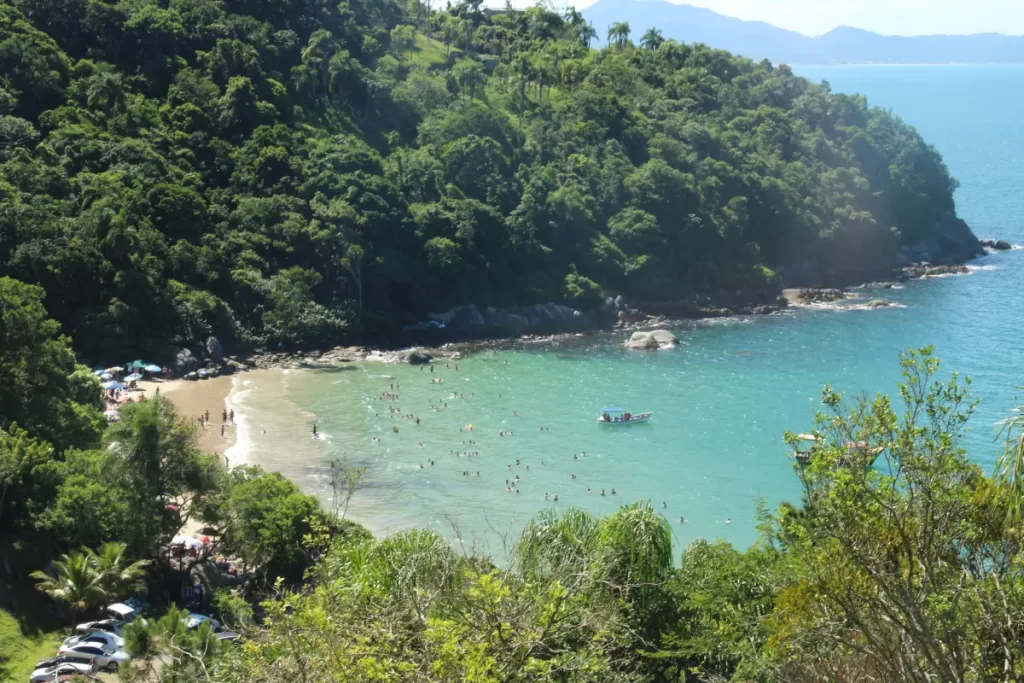 Praia do Estaleiro: Um refúgio secreto em Porto Belo